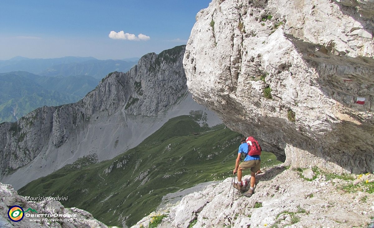 47 Il divertente passaggio quasi scavato nella roccia....JPG